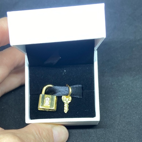 Padlock & Key Dangle Charm - Picture 5 of 6